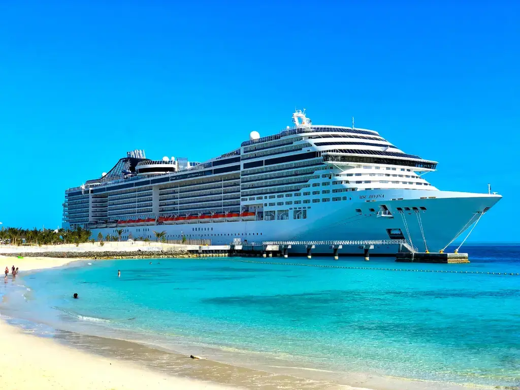 海上浮動皇宮,體驗100天極致奢華旅程